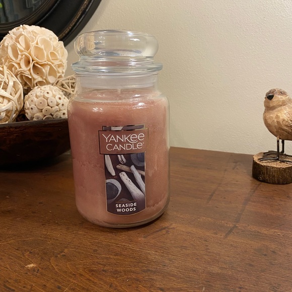 NWOT Yankee Candle 22 oz. Seaside Woods. It smells amazing!